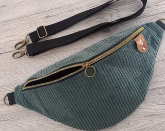 Personalisierte Bauchtasche Cord grün, HipBag, Bumbag, Crossbodybag