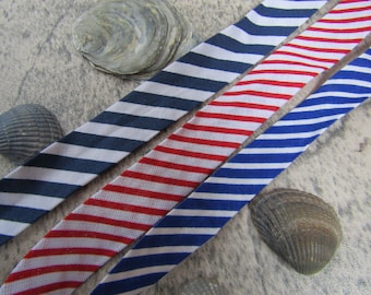 Oblique ribbon maritime 14 - 16 mm wide with oblique strips of cotton folded for bordering white blue red striped stripes