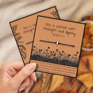 Sie ist mit Stärke und Würde bekleidet, die Zitat / Bibel / handgemachte Wunscharmbandkarte / verstellbarer Schmuck / Sprüche 31 Frau 31:25
