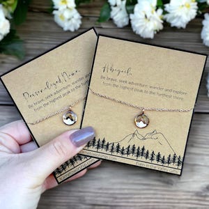 Carte de visite et collier personnalisés - Graines de moutarde dans un pendentif montagne délicat en or rose / Cadeau idéal pour Noël ou la Saint-Valentin pour un ami