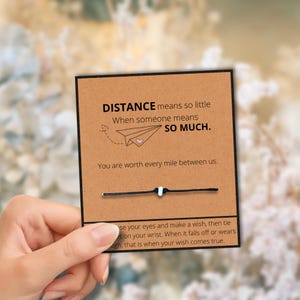 Può includere: Un set di tre tazze in ceramica con finitura opaca e macchiettata. Le tazze sono nei toni del crema, grigio chiaro e grigio scuro. Ogni tazza ha un design semplice e minimalista.