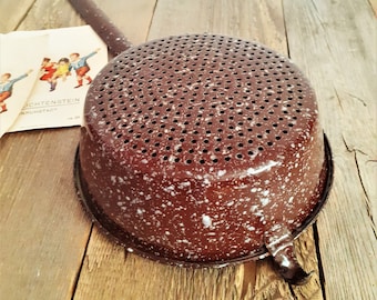 oud emaille vergiet, witmetalen vergiet, vintage vergiet met handvat, oude email voor de keuken, keukenspulletjes, oud country chic