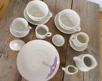 vieilles tasses en porcelaine et tasses à jouer, un ensemble de poupées en porcelaine, maison de jeux, café poupée, jouets anciens,