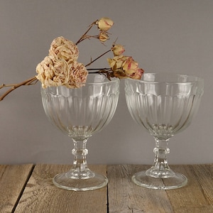 grand bol en verre, support à gâteaux, bol en verre, bol à fruits, plat sur un plateau, plateau en verre, vieux verre, pokal, verre pressé