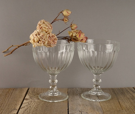 Große Glasschüssel, Kuchen stehen, Glasschale, Obstschale, Schüssel auf einem Tablett, Glasschale, altes Glas, pokal, Pressglas
