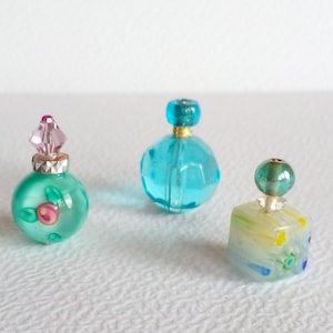 Miniaturowy zestaw 3 butelek perfum, wyposażenie domku dla lalek