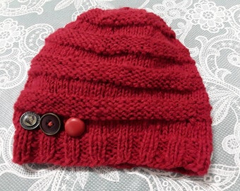 Bonnet tricoté avec des boutons rouge foncé chaud S