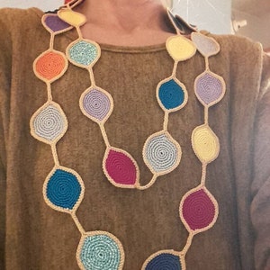 Long, crocheted necklace with colorful medallions, can be worn twice, ultra light Bunt mit hellem Rand