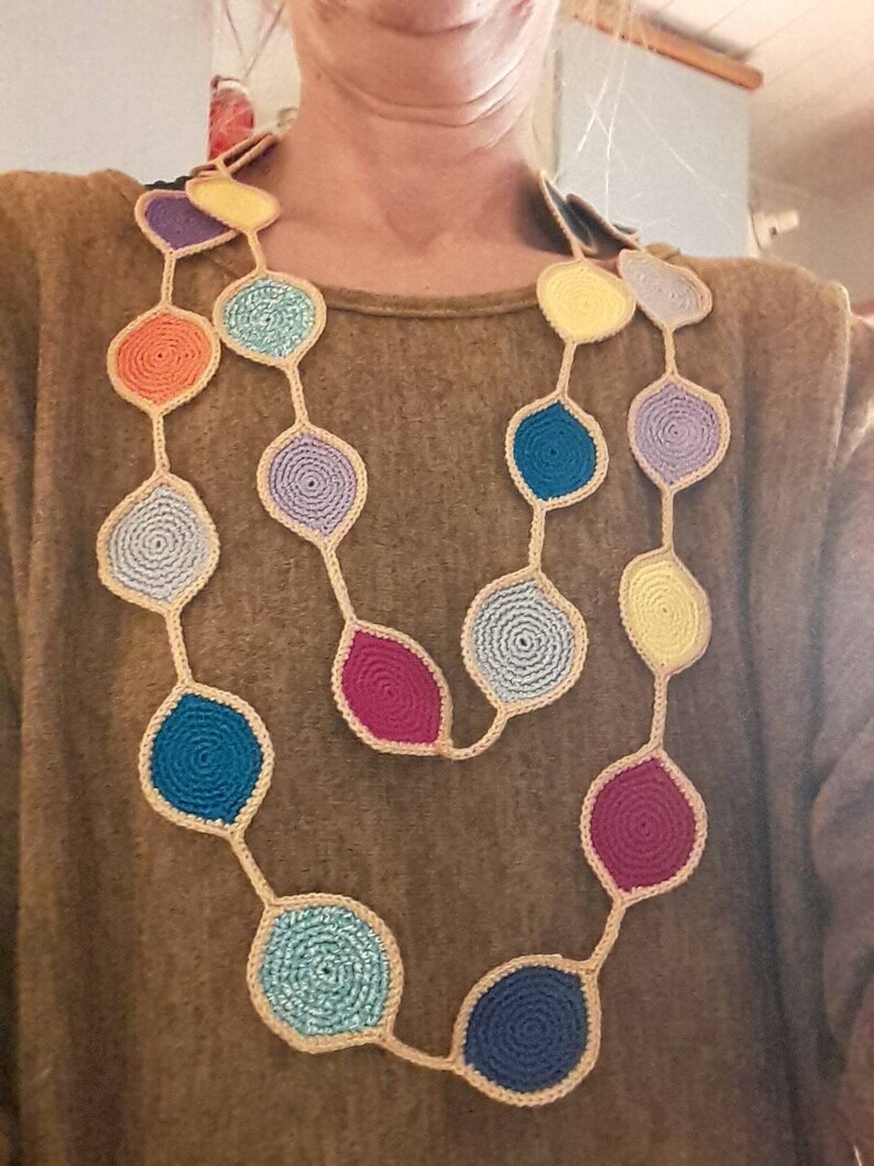 Long, crocheted necklace with colorful medallions, can be worn twice, ultra light Bunt mit hellem Rand