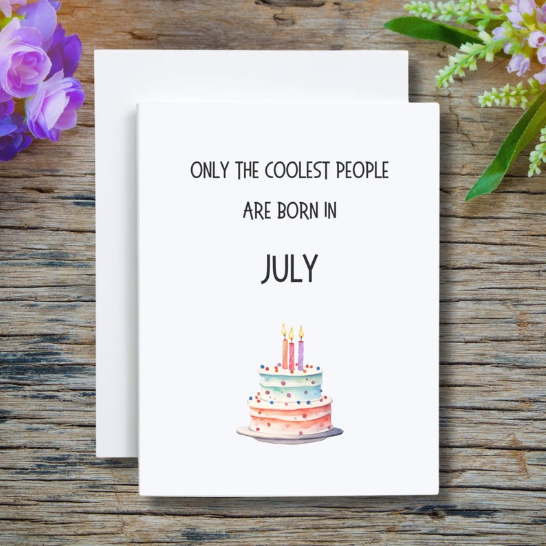 Op de afbeelding: Een witte kaart met de tekst "Only the coolest people are born in July" en een aquarel-illustratie van een verjaardagstaart met kaarsen.