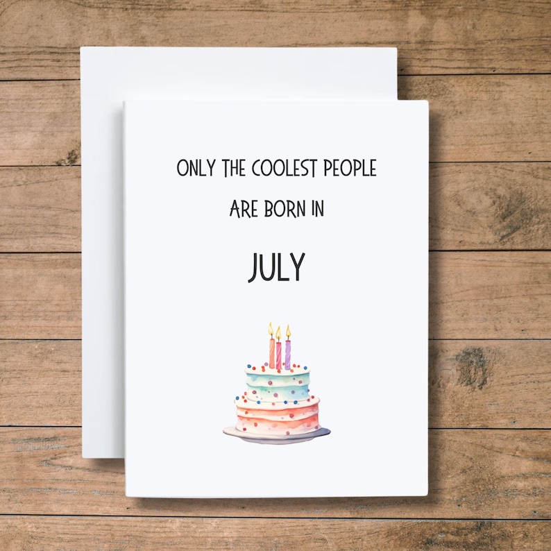 Op de afbeelding: Een witte kaart met de tekst "Only the coolest people are born in July" en een aquarel-illustratie van een verjaardagstaart met kaarsen.