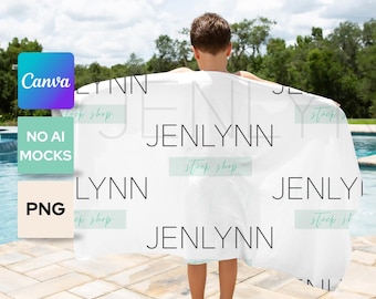 Maqueta de toalla de playa: Modelo de niño, plantilla de Canva (PNG)