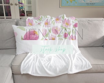 Maqueta de manta y almohada de terciopelo: Escena de sofá interior (PSD)