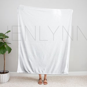 Mockup av sammetsfilt: Kvinna som håller en filt på 50x60 (PSD och JPG) bild 6