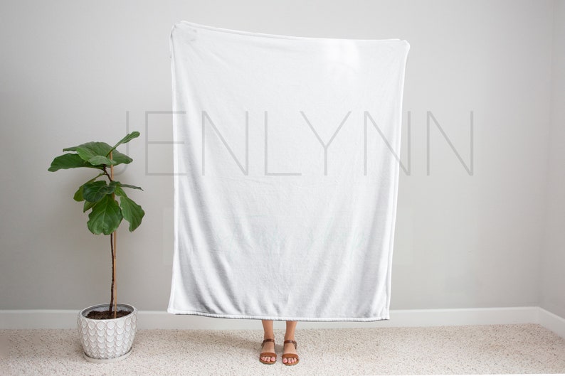 Mockup av sammetsfilt: Kvinna som håller en filt på 50x60 (PSD och JPG) bild 6