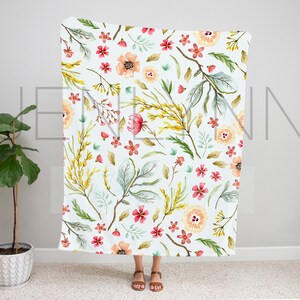 Mockup av sammetsfilt: Kvinna som håller en filt på 50x60 (PSD och JPG) bild 3