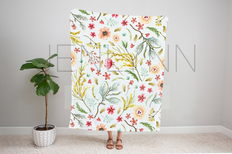 Mockup av sammetsfilt: Kvinna som håller en filt på 50x60 (PSD och JPG) bild 3