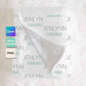 Può includere: Coperta in tessuto bianco con un motivo ripetitivo del testo "JENLYNN" e "stock shop" in nero e verde chiaro.