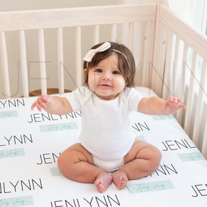 Weißer Bodysuit Mockup auf Baby Mädchen, Bodysuit Mockup, Benutzerdefinierte Baby Bodysuit Mockup, Mädchen Krippe Sheet Mockup, Baby Krippe Sheet Mockup