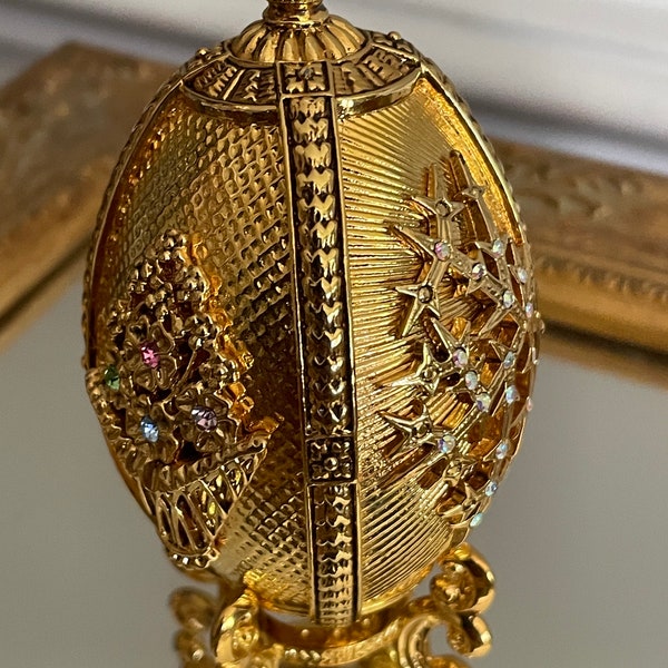 Joan Rivers Vintage Golden Trinket Jewelry Box w/ Matching Pendant