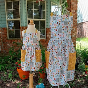 Mother daughter aprons,   mommy and me apron, bumble bee apron, housewarming gift, gift for mom from daughter, summer apron, honey bee gifts