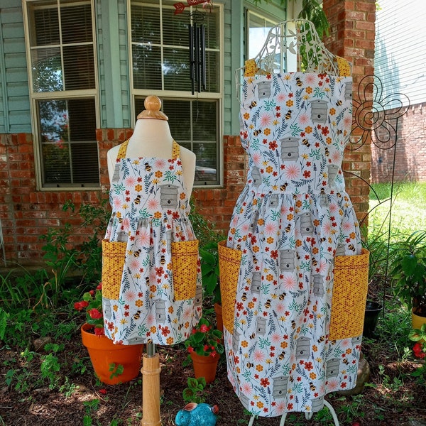 Mother daughter aprons,   mommy and me apron, bumble bee apron, housewarming gift, gift for mom from daughter, summer apron, honey bee gifts