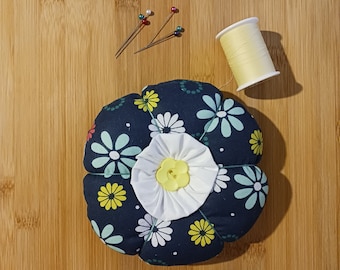 Handgemaakt bloemenspeldenkussen: naaikamerdecoratie