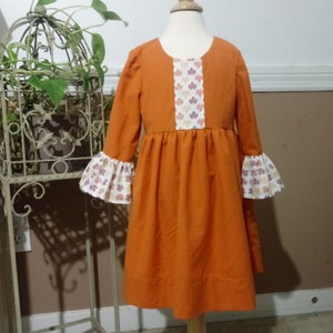 Oranje herfstjurk voor meisjes: herfstjurk met ruches, maat 4