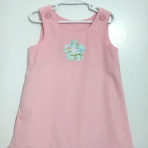 Vestido de veludo cotelê rosa: suéter com apliques de flores, tamanho 3