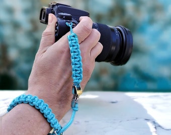 Kamera-Handschlaufe / Kameragurt / Kameraschlaufe geknotet aus Parachute Cord (Fallschirmschnur) mit Klick-Schnellverschluß / Farbe Blau