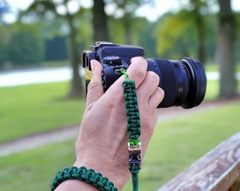 Kamera-Handschlaufe /Kameragurt /Kameraschlaufe geknotet aus Parachute Cord (Fallschirmschnur) mit Klick-Schnellverschluß / Farbe Dunkelgrün