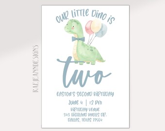 Peut inclure: Une illustration d'un dinosaure bleu et vert avec un nœud papillon et des ballons. Le texte "OUR LITTLE Dino is two" est au-dessus du dinosaure et le texte "EASTON'S SECOND BIRTHDAY" est en dessous du dinosaure. La date et l'heure de la fête d'anniversaire sont indiquées sous le texte. L'adresse de la fête est indiquée sous la date et l'heure.
