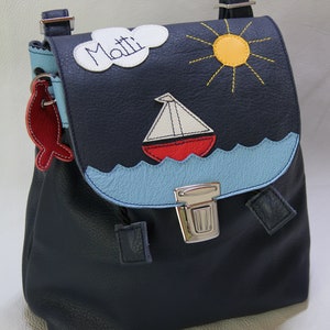 Kinderrucksack-Leder-D.Blau Segelboot,Sonne,Wolke mit Namen Bild 1