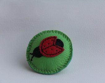 Broche en cuir ronde -Coccinelle verte