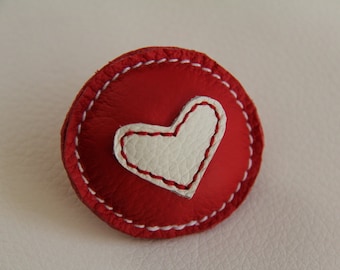 Saint Valentin cuir-bross-rond-rouge-coeur blanc