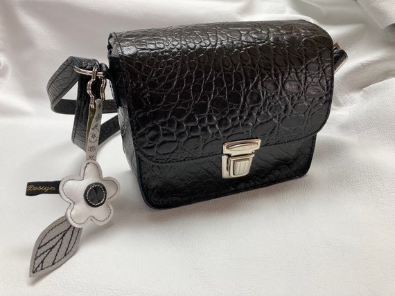 Schultertasche Schwarz-Kroko mit Blümchen Anhänger -Leder