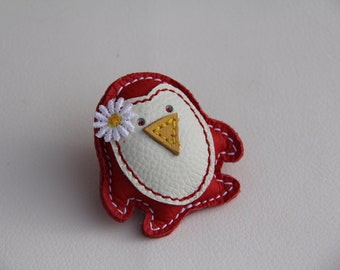 Broche en cuir-Pingu Ronja