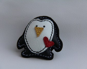 Saint-ValentinLeather BroochPingu Paul In Love