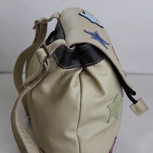 Kinderrucksack LederBeige Bunte Sterne Bild 2