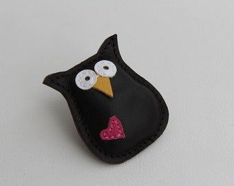 Broche en cuir 'Owl Leni avec coeur(2)