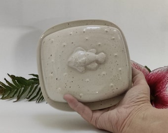 Keramik Butterdose "Butter bei die Fische" cremeweiß mit Relief-Punkten