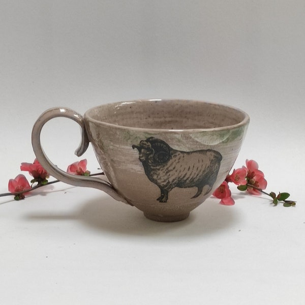 Hell gemusterte Keramik-Tasse mit gehörntem Schaf , handgemacht und einzigartig..