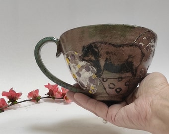 Bunt gemusterte Keramik-Tasse mit Schweine-Motiv , handgemacht und einzigartig..