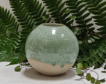 Lichtspiel in Grün: Handgemachter Keramik Teelicht-Halter in Kugelform
