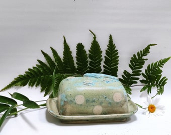 Keramik Butterdose mattgrün " Hüpfender Frosch" Blüten, nature,Punkte