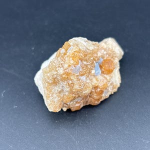 Granate Grossular em Mármore Azul - Cluster de Cristal - Paquistão