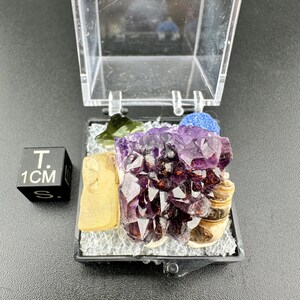 Puede incluir: Un juego de tres tazas de cerámica con un acabado moteado y mate. Las tazas son de color crema, gris claro y gris oscuro. Cada taza tiene un diseño simple y minimalista.