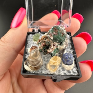 Puede incluir: Un juego de tres tazas de cerámica con acabado moteado y mate. Las tazas son de color crema, gris claro y gris oscuro. Cada taza tiene un diseño simple y minimalista.