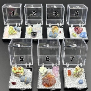 Puede incluir: Juego de tres tazas de cerámica con acabado moteado y mate. Las tazas son de color crema, gris claro y gris oscuro. Cada taza tiene un diseño simple y minimalista, ideal para café o té.