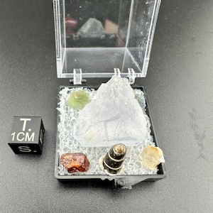 Puede incluir: Un letrero de madera rústico con el texto "Welcome to our home" en letras blancas. El letrero presenta un acabado envejecido y un diseño simple y acogedor, ideal para la decoración de la puerta principal.